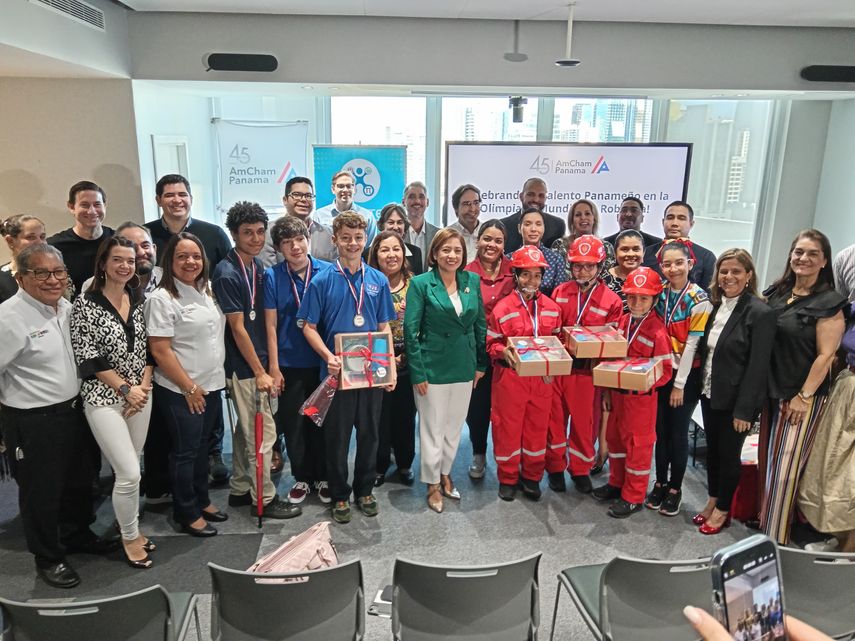 Estudiantes panameños brillan en Turquía: entre los 10 mejores del mundo en robótica