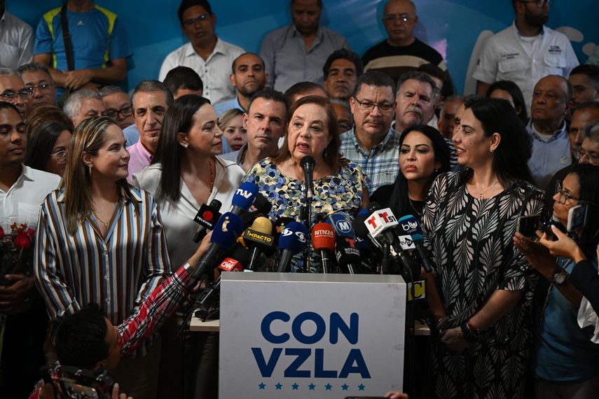 Chavismo impide inscripción de Corina Yoris por fallo del sistema