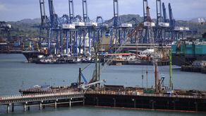 CK Hutchison amenaza con acciones legales contra Maersk por puertos del Canal de Panamá