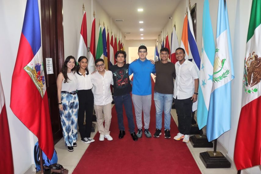 Otorgan becas a estudiantes panameños para Hungría