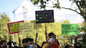 Centenares de personas se manifiestan en Madrid contra confinamientos parciales