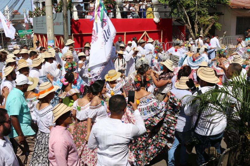 100 delegaciones y unos 13 carros alegóricos participaron del Desfile de Las Mil Polleras. Cortesía: @ATP_panama