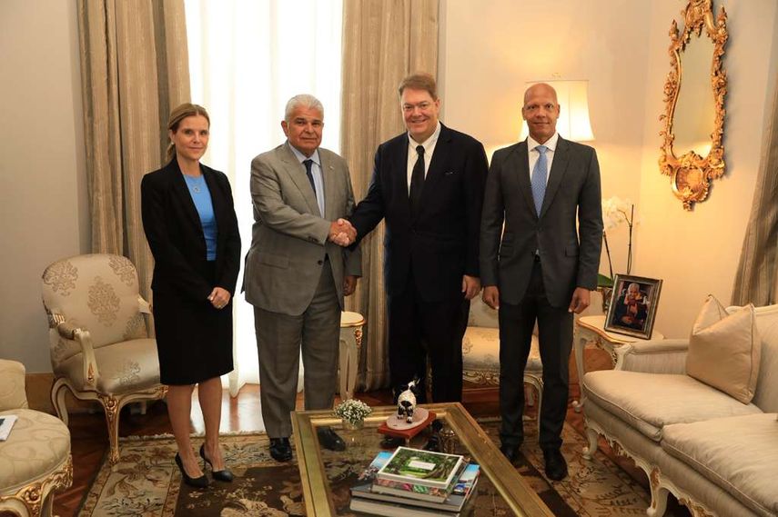 Rekate hizo hincapié en las oportunidades que tendrá Panamá al convertirse en la plataforma de exportación para el Mercosur. Rekate hizo hincapié en las oportunidades que tendrá Panamá al convertirse en la plataforma de exportación para el Mercosur.