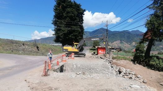 El cajón pluvial tiene un ancho de 12 metros por 2.44 x 2.44 metros de largo y se construye con el fin de transferir las corrientes naturales de la quebrada Serracín y servir como paso vehicular de los productores y residentes de la comunidad de La Chacha en Tierras Altas.
