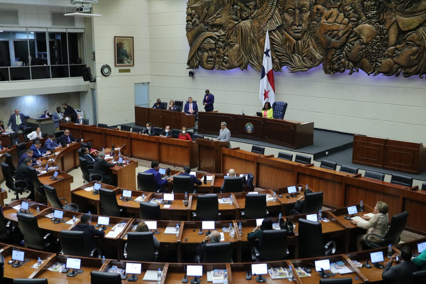 El Minsa señala que “la Ley 24 de1963 se crea el Colegio de farmacéuticos y se reglamenta el establecimientos farmacéuticos y se establecen las actividades permitidas a cada categoría de dichos establecimientos, de esta manera se ha consolidado el mercado de medicamentos en el país conformado por mayoristas y minoristas, que no permitía a éstos a acceder de manera directa a los fabricantes y comprar a un mejor costo”.