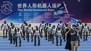 Comienza en China la primera competencia de robots humanoides