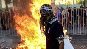 Miles vuelven a protestar en la céntrica plaza Italia de la capital chilena