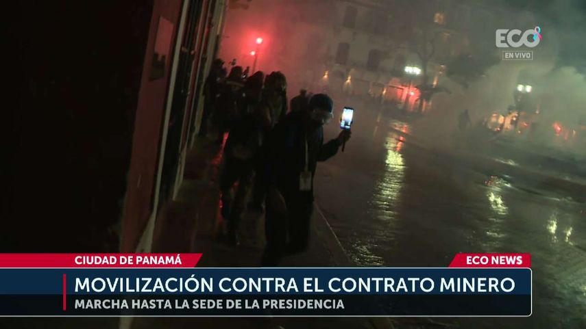 La protesta y marcha pacífica convocada para este jueves por diversos sectores de la sociedad civil que llegó hasta la Presidencia de la República, terminó en disturbios. La protesta y marcha pacífica convocada para este jueves por diversos sectores de la sociedad civil que llegó hasta la Presidencia de la República, terminó en disturbios.