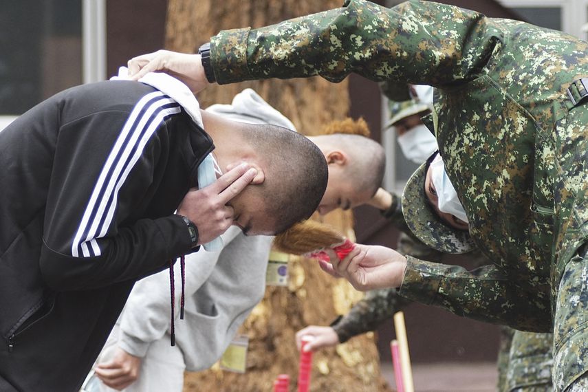 Taiwán regresa al servicio militar de un año con rapado de jóvenes. Taiwán regresa al servicio militar de un año con rapado de jóvenes.