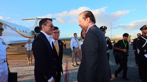 El presidente de Ecuador, Daniel Noboa, fue recibido por el canciller de Panamá, Javier Martínez-Acha.