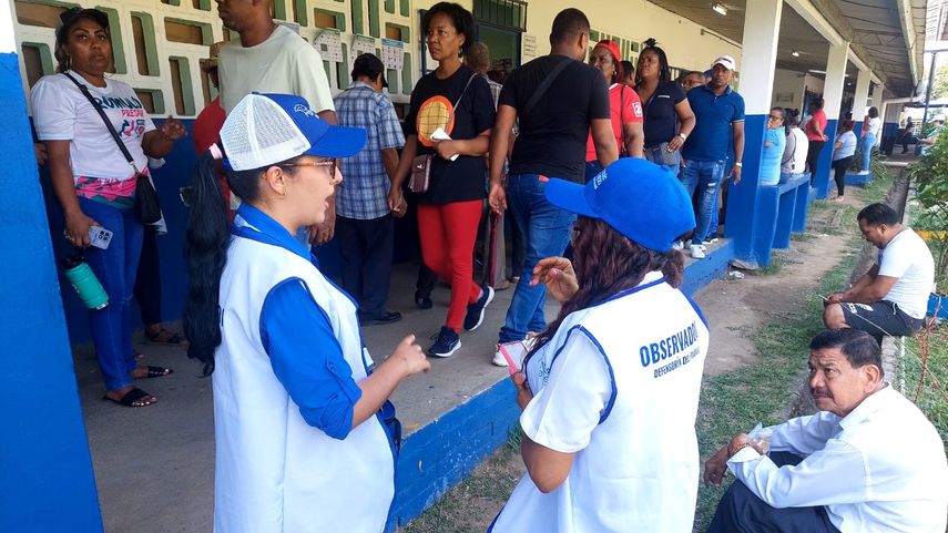 Un total de 1,776 mesas en 251 centros de votación, que representan el 26.1% del padrón electoral nacional, fueron observadas por el equipo especial de voluntarios y funcionarios de la Defensoría del Pueblo durante el proceso electoral del pasado domingo 5 de mayo, informó la entidad. Un total de 1,776 mesas en 251 centros de votación, que representan el 26.1% del padrón electoral nacional, fueron observadas por el equipo especial de voluntarios y funcionarios de la Defensoría del Pueblo durante el proceso electoral del pasado domingo 5 de mayo, informó la entidad.