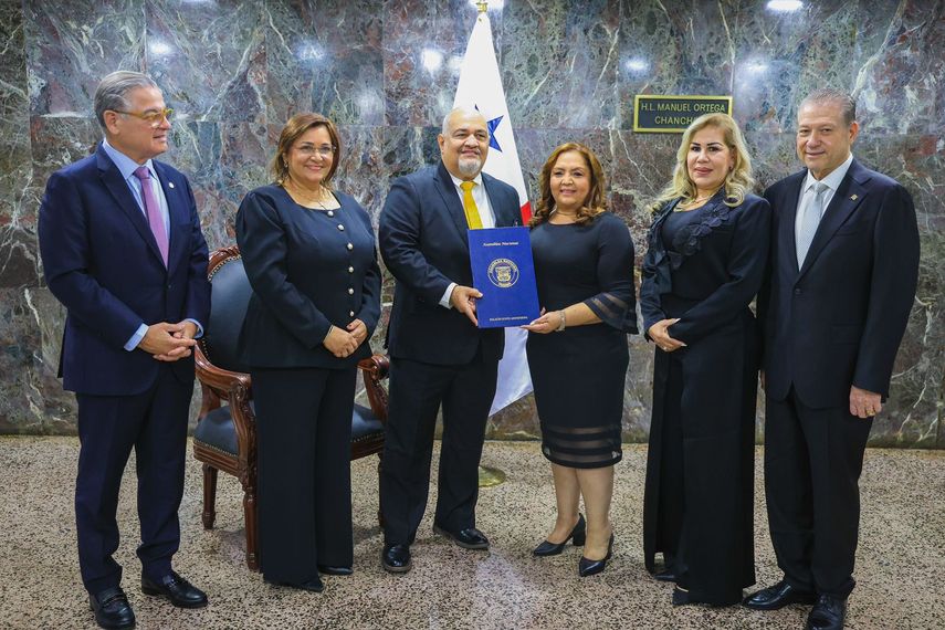 En una ceremonia oficial ante la presidenta de la Asamblea Nacional, Dana Castañeda, Anel Flores De La Lastra asumió el cargo de Contralor General de la República y Elí Felipe Cabeza como subcontralor para el período 2025-2029. En una ceremonia oficial ante la presidenta de la Asamblea Nacional, Dana Castañeda, Anel Flores De La Lastra asumió el cargo de Contralor General de la República y Elí Felipe Cabeza como subcontralor para el período 2025-2029. 