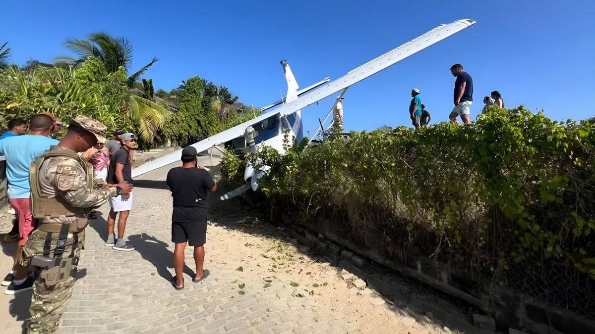 Agentes de seguridad y lugares acudieron al lugar donde quedó la avioneta. Solo hubo daños materiales.