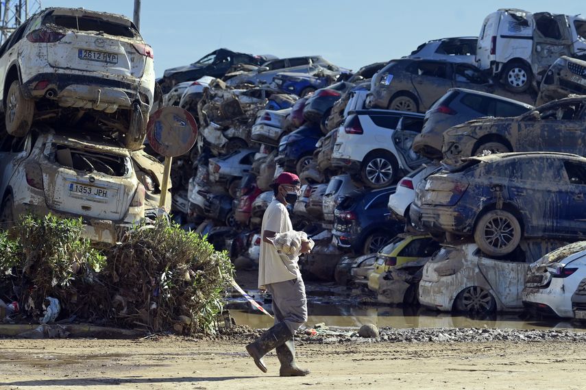 Pedro Sánchez defiende su gestión de las inundaciones en España. Pedro Sánchez defiende su gestión de las inundaciones en España.