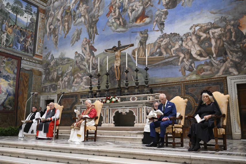 El rey Carlos III se convirtió este jueves en el primer monarca británico en rezar públicamente con un papa desde el cisma anglicano hace cinco siglos, durante una celebración presidida por León XIV en la Capilla Sixtina. El rey Carlos III se convirtió este jueves en el primer monarca británico en rezar públicamente con un papa desde el cisma anglicano hace cinco siglos, durante una celebración presidida por León XIV en la Capilla Sixtina.