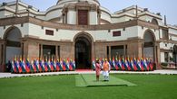 El primer ministro indio, Narendra Modi, recibió este jueves con alfombra roja a la presidenta interina de Venezuela, Delcy Rodríguez, antes de una reunión en Nueva Delhi para impulsar el comercio entre uno de los principales exportadores de petróleo y su nación, ávida de energía. El primer ministro indio, Narendra Modi, recibió este jueves con alfombra roja a la presidenta interina de Venezuela, Delcy Rodríguez, antes de una reunión en Nueva Delhi para impulsar el comercio entre uno de los principales exportadores de petróleo y su nación, ávida de energía.