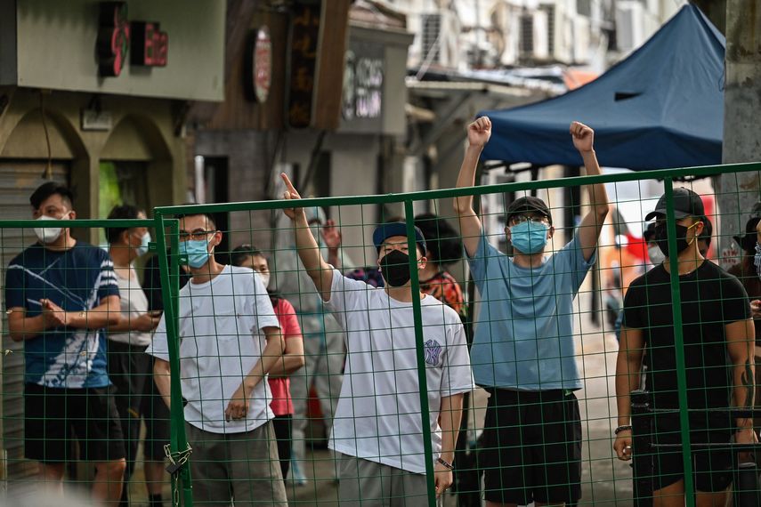 Habitantes de Shanghái vuelven a ser confinados por covid