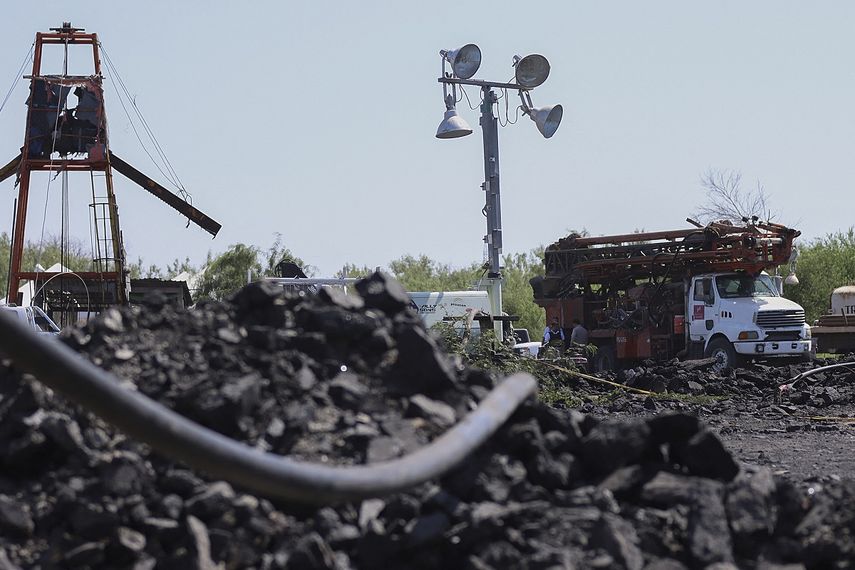 Familiares de 10 mineros que están atrapados tras el colapso de un precario yacimiento de carbón en México se aferran a la esperanza de que siguen vivos.