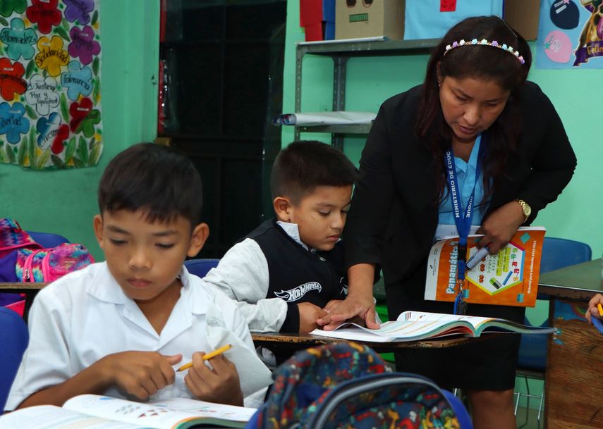 Los docentes valoran y unen esfuerzos con los padres de familia y estudiantes, en el fomento del plan piloto para la implementación de la Estrategia Nacional de Educación Financiera (ENEF). Los docentes valoran y unen esfuerzos con los padres de familia y estudiantes, en el fomento del plan piloto para la implementación de la Estrategia Nacional de Educación Financiera (ENEF).