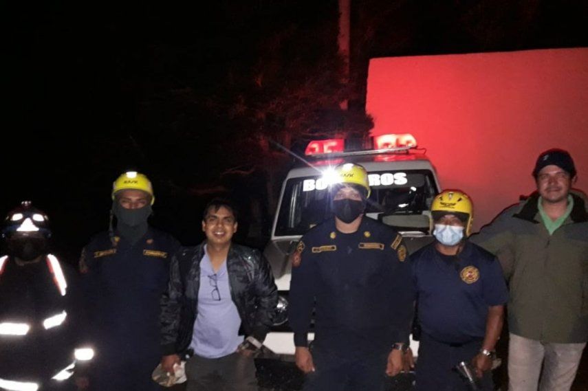 El Cuerpo de Bomberos de Boquete durante el rescate al turista.