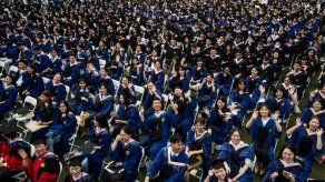 Masiva entrega de diplomas a graduados en Wuhan un año después de la cuarentena