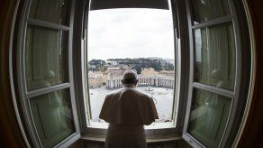 El papa permanecerá internado en el hospital de Roma unos días más