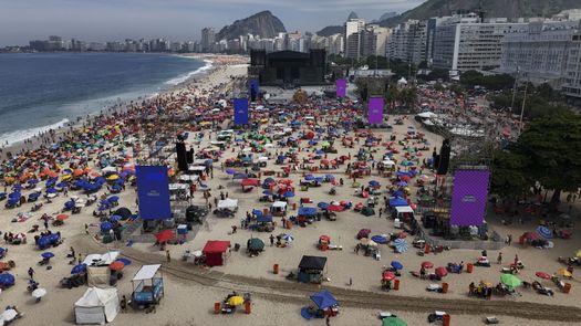 La efervescencia crece a cada hora de este sábado en Copacabana, a medida que una marea humana comienza a llegar a la icónica playa de Rio de Janeiro para ver el megaconcierto gratuito de la estrella del pop latino Shakira. La efervescencia crece a cada hora de este sábado en Copacabana, a medida que una marea humana comienza a llegar a la icónica playa de Rio de Janeiro para ver el megaconcierto gratuito de la estrella del pop latino Shakira.