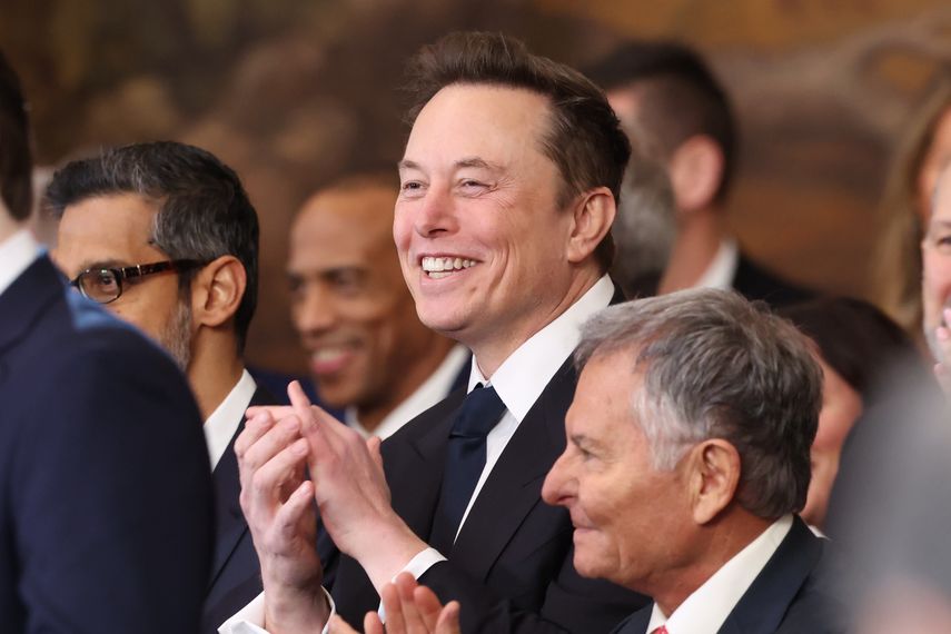 Elon Musk consideró este martes que el megaproyecto de ley presupuestaria de Donald Trump es una "abominación repugnante", una muestra de la tensión entre el millonario y el presidente días después de que el hombre más rico del mundo dejara de ser uno de sus asesores. Elon Musk consideró este martes que el megaproyecto de ley presupuestaria de Donald Trump es una "abominación repugnante", una muestra de la tensión entre el millonario y el presidente días después de que el hombre más rico del mundo dejara de ser uno de sus asesores.