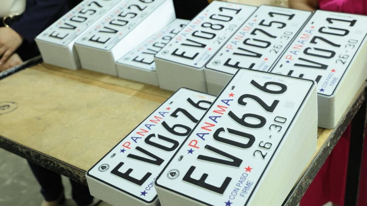 Las placas de septiembre del 2026 ya están disponibles y se pueden retirar en el Centro de Placas en Calidonia de lunes a viernes de 7:00 a.m. a 6:00 p.m., el sábado 24 de 7:00 a.m. a 6:00 p.m., y el domingo 25 de 8:00 a.m., a 4:00 p.m.&nbsp;