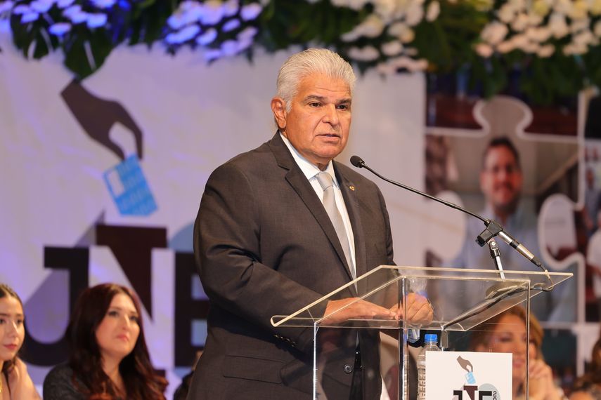 José Raúl Mulino critica aumentos salariales del gobierno saliente. José Raúl Mulino critica aumentos salariales del gobierno saliente.