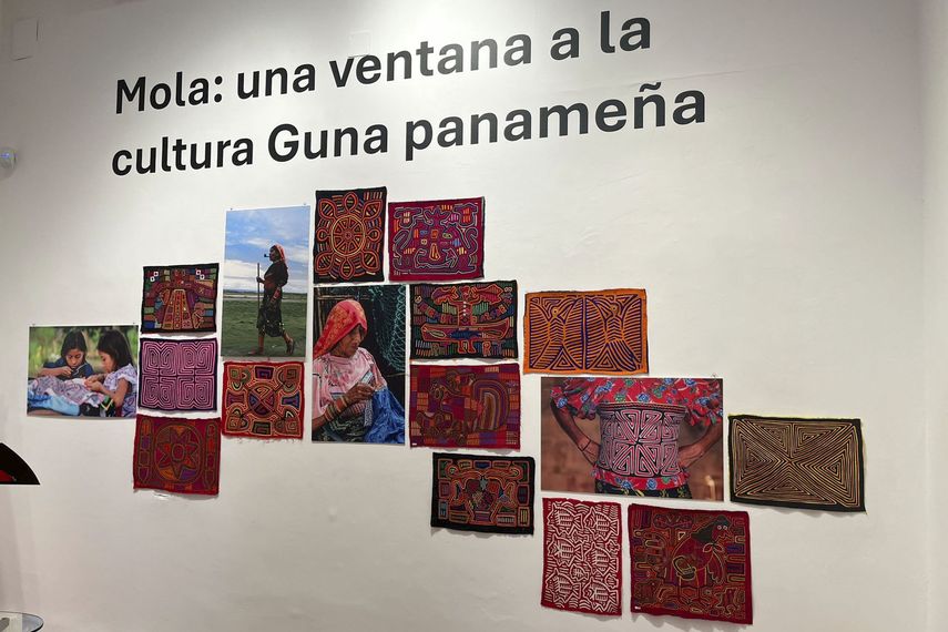 Las 'molas', el arte indígena más distintivo y colorido de Panamá llega a Roma. Las 'molas', el arte indígena más distintivo y colorido de Panamá llega a Roma.
