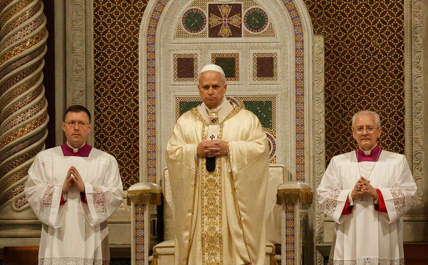 El papa León XIV lamentó este jueves la existencia de una humanidad de rodillas por tantos ejemplos de brutalidad