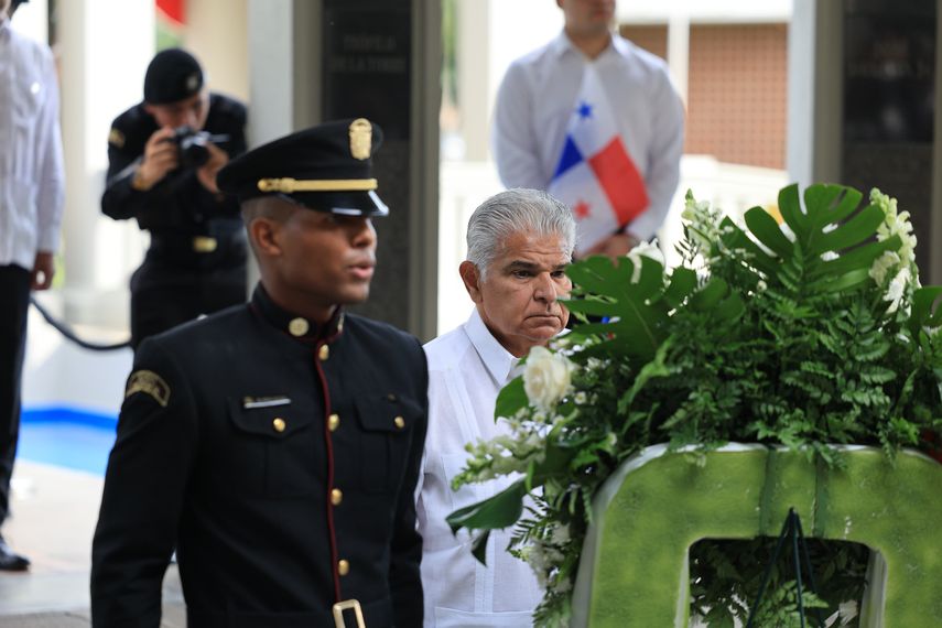 Familiares y autoridades rinden tributo a los mártires de 1964