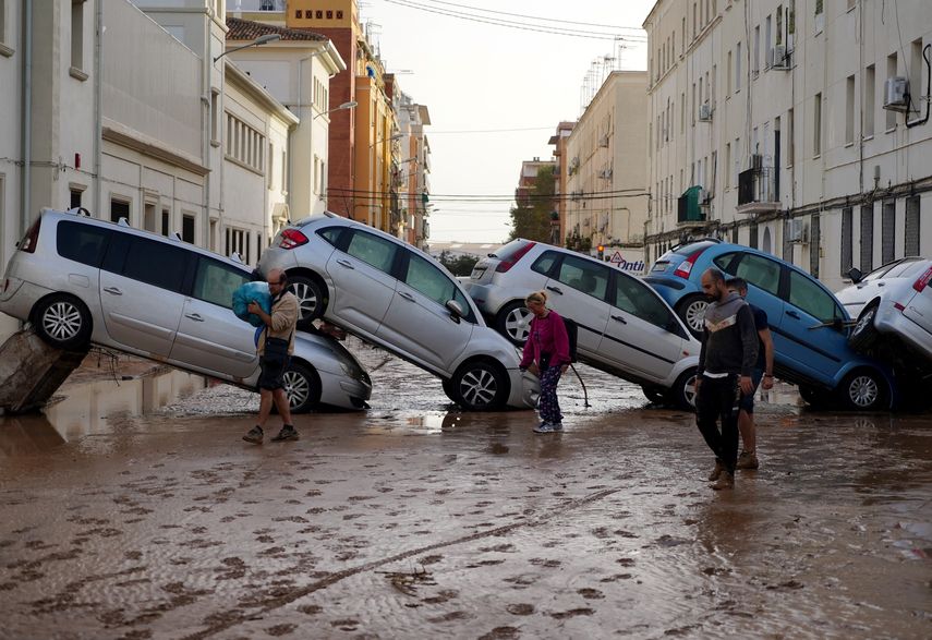 Al menos 95 personas murieron en las enormes inundaciones que devastaron principalmente la región de Valencia en España, una cifra que "va a aumentar" porque todavía hay "muchos desaparecidos", advirtió el gobierno este miércoles. Al menos 95 personas murieron en las enormes inundaciones que devastaron principalmente la región de Valencia en España, una cifra que "va a aumentar" porque todavía hay "muchos desaparecidos", advirtió el gobierno este miércoles.
