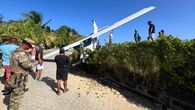 Agentes de seguridad y lugares acudieron al lugar donde quedó la avioneta. Solo hubo daños materiales. Agentes de seguridad y lugares acudieron al lugar donde quedó la avioneta. Solo hubo daños materiales.