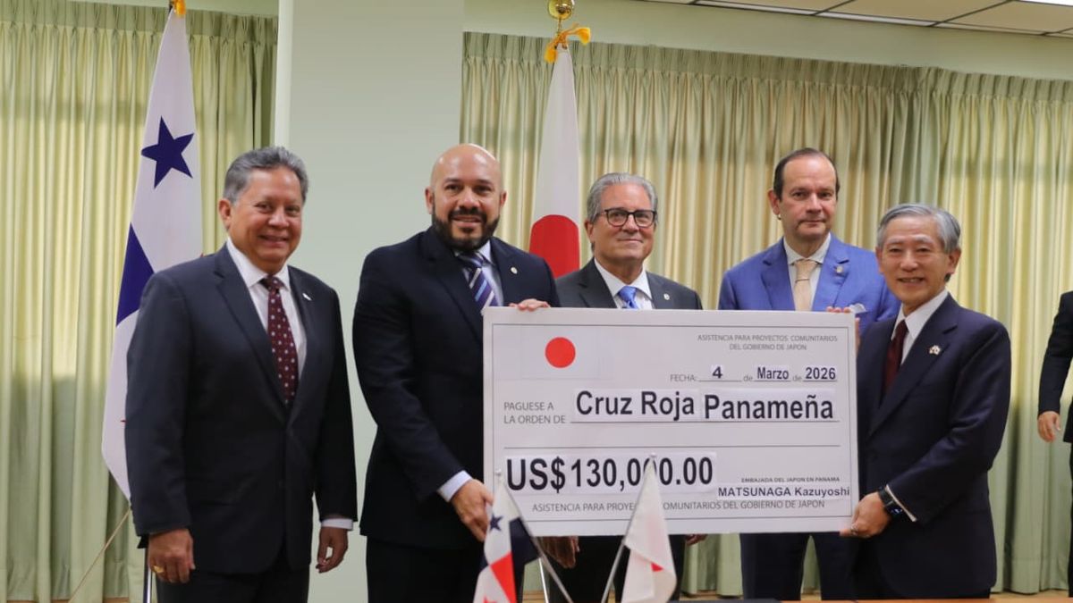 El ministro de Salud, Fernando Boyd Galindo, participó en el acto de firma del contrato de donación y entrega del cheque para el Proyecto de Suministro de Ambulancias para el Comité de la Cruz Roja Panameña de Arraiján, gracias a una donación otorgada por la Embajada del Japón en Panamá. El ministro de Salud, Fernando Boyd Galindo, participó en el acto de firma del contrato de donación y entrega del cheque para el Proyecto de Suministro de Ambulancias para el Comité de la Cruz Roja Panameña de Arraiján, gracias a una donación otorgada por la Embajada del Japón en Panamá.