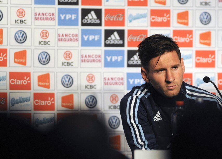 El domingo, en las entrañas del Camp Nou donde forjó su leyenda, Messi, en lágrimas, clamó su amor por el club al que llegó con 13 años.