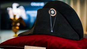 Sombrero de Napoleón supera $2 millones en subasta en Francia