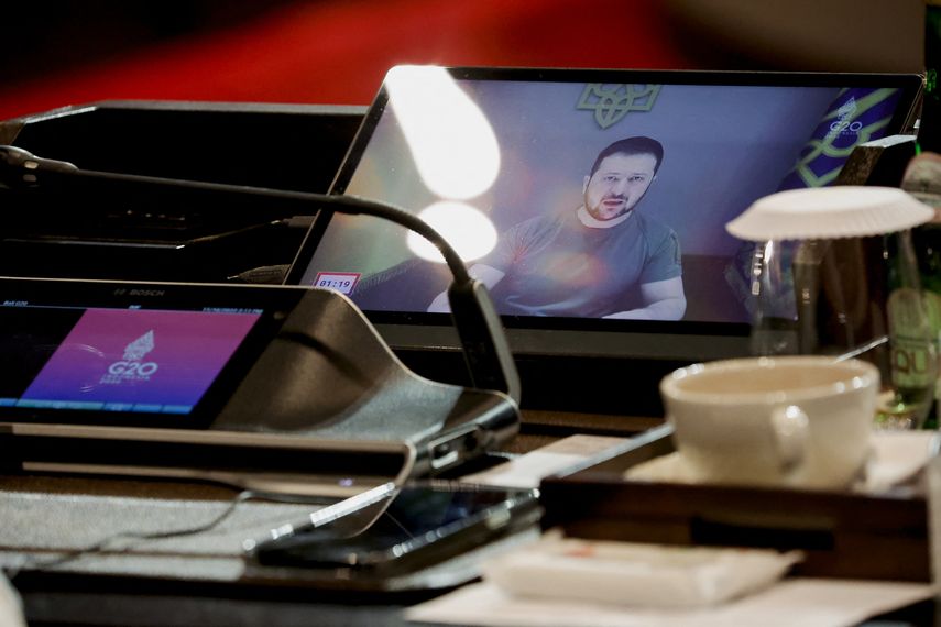 Rusia lanzó este jueves una nueva ola de ataques en varias regiones de Ucrania, donde se registraron las primeras nevadas en medio de cortes de electricidad provocados por los bombardeos de las tropas de Moscú.