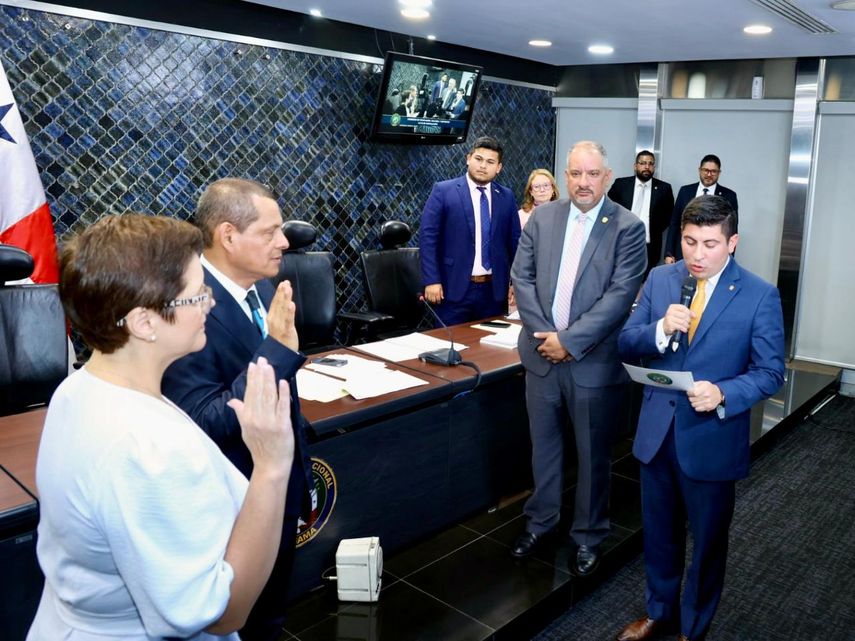 Vamos liderará la Comisión de Educación de la Asamblea, junto a Gertrudis Rodríguez como vicepresidente y Grace Hernández como Secretaria. Vamos liderará la Comisión de Educación de la Asamblea, junto a Gertrudis Rodríguez como vicepresidente y Grace Hernández como Secretaria.