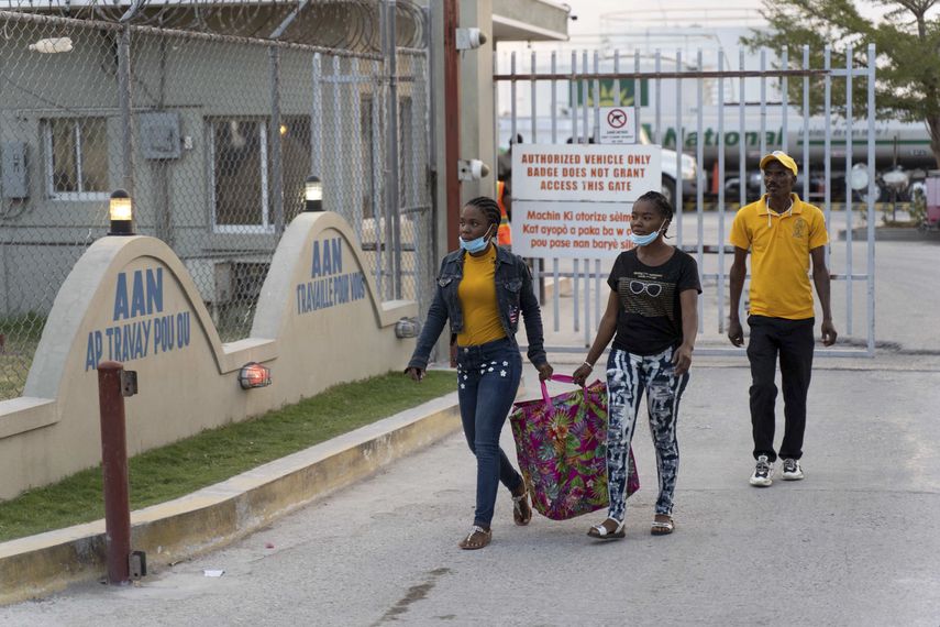 Reabre aeropuerto de Haití que fue cerrado por violencia pandillera