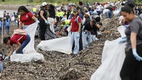 Entre la basura que arrastra el río y los rascacielos que dibujan el horizonte de la capital de Panamá, decenas de jóvenes, voluntarios y representantes de instituciones ambientales cambiaron este sábado la rutina por guantes y bolsas para recoger residuos en la desembocadura del río Juan Díaz, en una jornada de convivencia y conciencia ambiental en el marco del Mes de los Océanos.