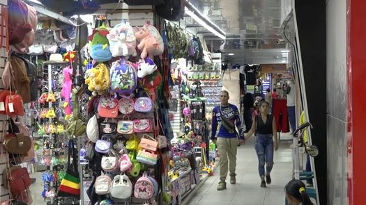Aunque el flujo de personas aumentó, los comerciantes de Paso Canoas afirman que las ventas son bajas.