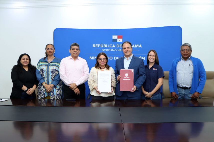 Meduca espera, a través de este convenio, que para 2026, el proyecto beneficie a 500 mil estudiantes desde la etapa de preescolar hasta duodécimo grado de educación media. Meduca espera, a través de este convenio, que para 2026, el proyecto beneficie a 500 mil estudiantes desde la etapa de preescolar hasta duodécimo grado de educación media. 