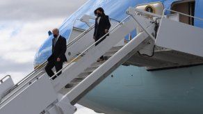 Joe Biden tropieza al subirse al Air Force One
