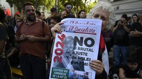 Presidente de Argentina califica de idiotas útiles a opositores