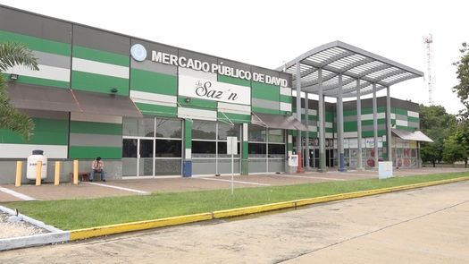 Parte de las estructuras externas del mercado público de la Cadena de Frío de David muestran deterioro por falta de mantenimiento. &nbsp;