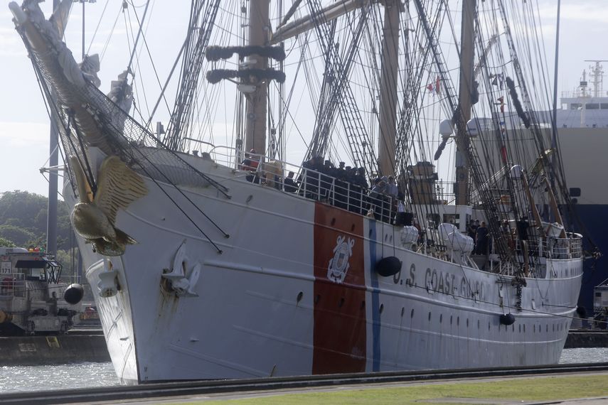El velero ‘Eagle’ (Águila), un buque escuela de la Guardia Costera de Estados Unidos, cruzó este miércoles el Canal de Panamá desde el Caribe con dirección a las aguas del Pacífico para dirigirse hacia distintos muelles del centro y norte del continente. El velero ‘Eagle’ (Águila), un buque escuela de la Guardia Costera de Estados Unidos, cruzó este miércoles el Canal de Panamá desde el Caribe con dirección a las aguas del Pacífico para dirigirse hacia distintos muelles del centro y norte del continente.