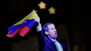 Guaidó pide mantenerse en pie frente a la dictadura en polémica visita a Madrid