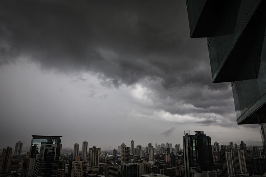 El Instituto de Meteorología e Hidrología de Panamá (IMHPA) ha emitido la Advertencia N.º 2 debido a la inminente llegada de fuertes lluvias acompañadas de tormentas eléctricas y vientos, ocasionadas por el lento desplazamiento de la Tercera Onda Tropical sobre la frontera Panamá - Costa Rica. El Instituto de Meteorología e Hidrología de Panamá (IMHPA) ha emitido la Advertencia N.º 2 debido a la inminente llegada de fuertes lluvias acompañadas de tormentas eléctricas y vientos, ocasionadas por el lento desplazamiento de la Tercera Onda Tropical sobre la frontera Panamá - Costa Rica.